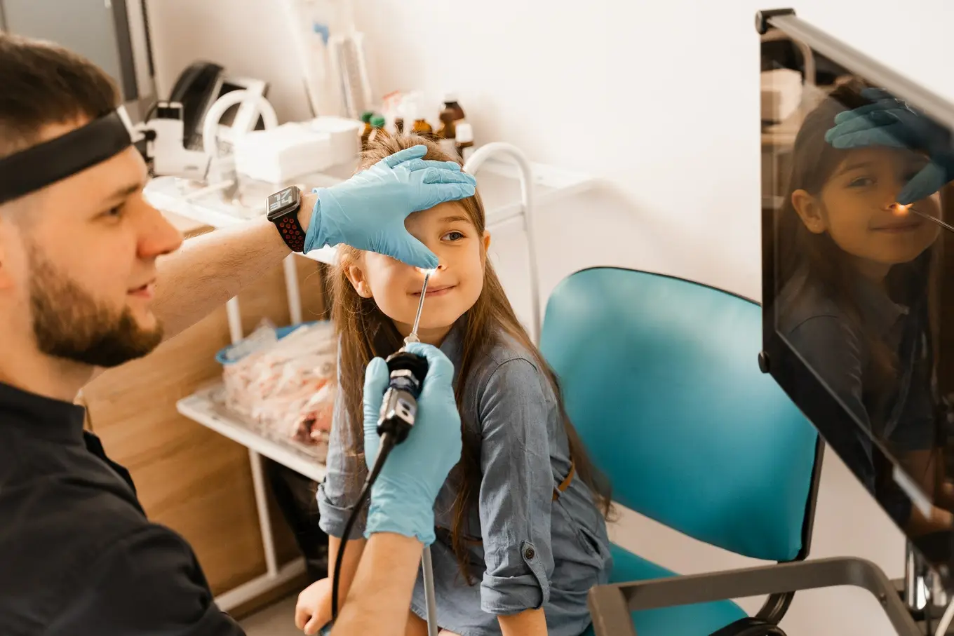 dziewczynka u laryngologa